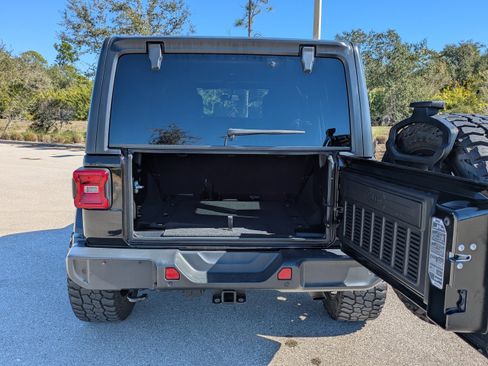 Used 2018 Jeep Wrangler Unlimited Sahara w/ Safety Group image 16