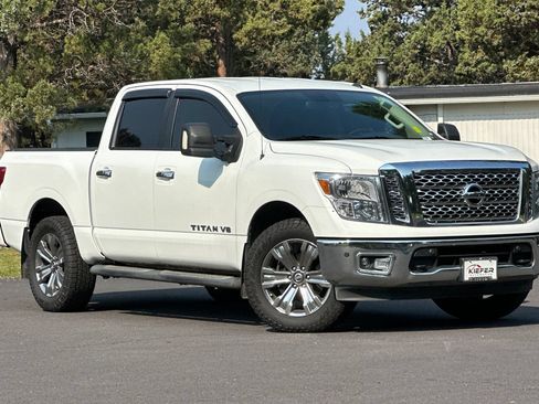 Used 2019 Nissan Titan SV w/ SV Convenience Package AWD/4WD image 2