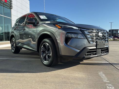 Used 2024 Nissan Rogue SV FWD image 4