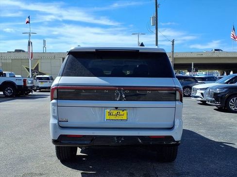 New 2026 Lincoln Navigator Premiere AWD/4WD image 5