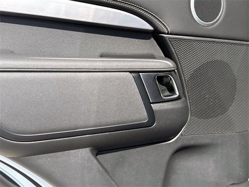 New 2024 Land Rover Discovery Dynamic SE image 11