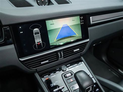 Used 2023 Porsche Cayenne Platinum Edition image 28