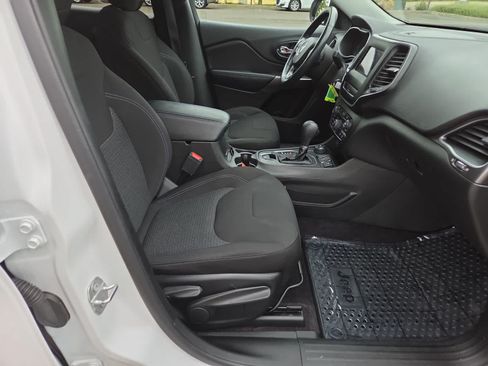 Used 2019 Jeep Cherokee Latitude w/ Cold Weather Group AWD/4WD image 22