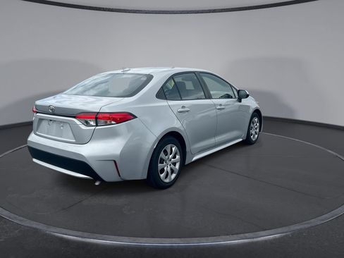Used 2022 Toyota Corolla LE FWD image 2