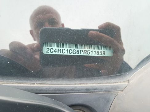 Used 2023 Chrysler Voyager LX FWD image 3