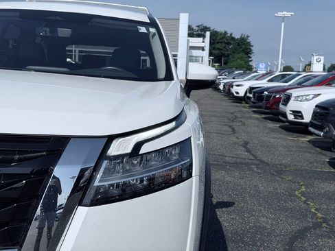 Used 2023 Nissan Pathfinder SL AWD/4WD image 3