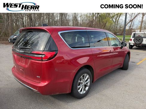 Used 2026 Chrysler Pacifica Select image 2