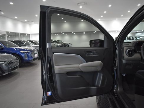 Used 2026 Chevrolet Colorado ZR2 w/ Technology Package AWD/4WD image 10