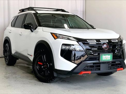Used 2025 Nissan Rogue SV AWD/4WD image 1