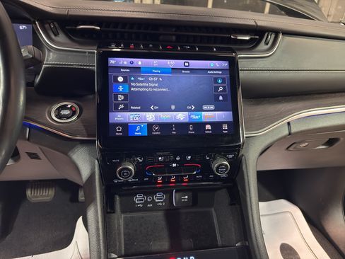 Used 2021 Jeep Grand Cherokee L Overland w/ Luxury Tech Group IV AWD/4WD image 19