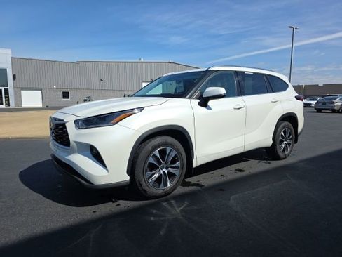 Used 2021 Toyota Highlander XLE image 3