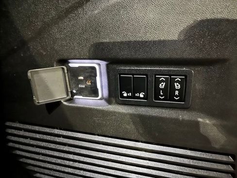 Used 2022 Chevrolet Tahoe High Country AWD/4WD image 9