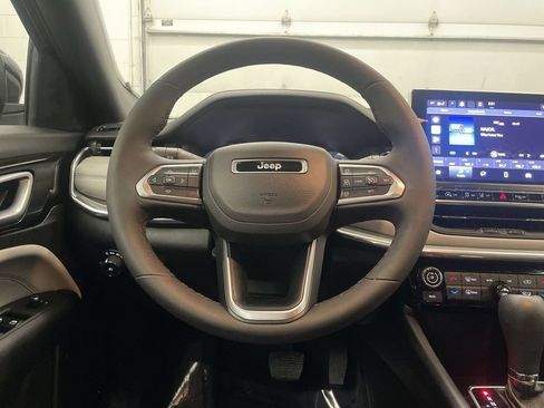 Used 2024 Jeep Compass Limited image 22