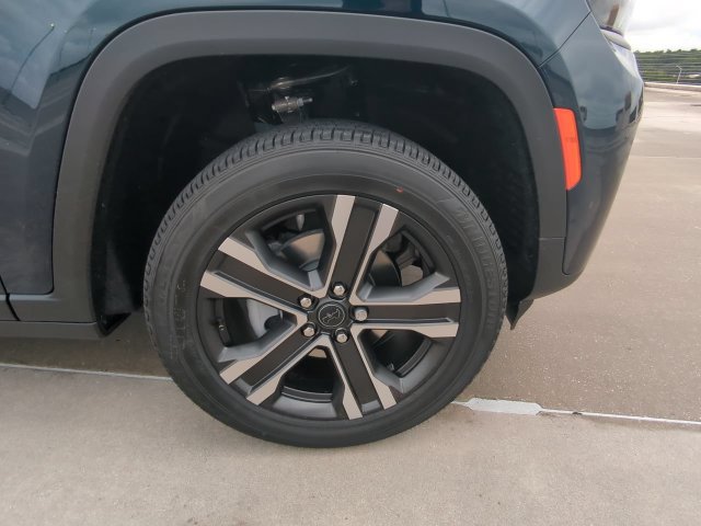 New 2027 Jeep Grand Cherokee Limited RWD image 11