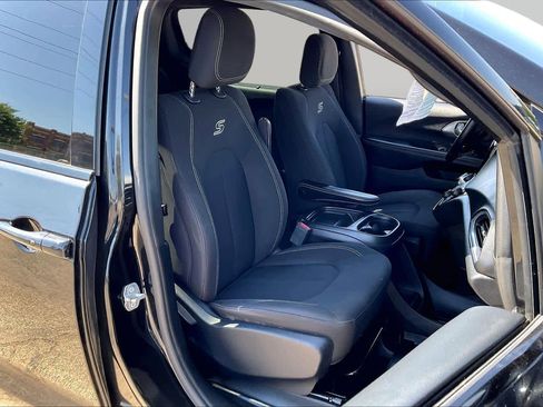 Used 2018 Chrysler Pacifica Touring Plus w/ S Appearance Package FWD image 9