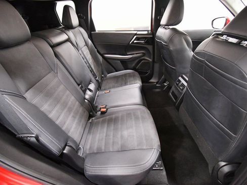 Used 2024 Mitsubishi Outlander SE image 16