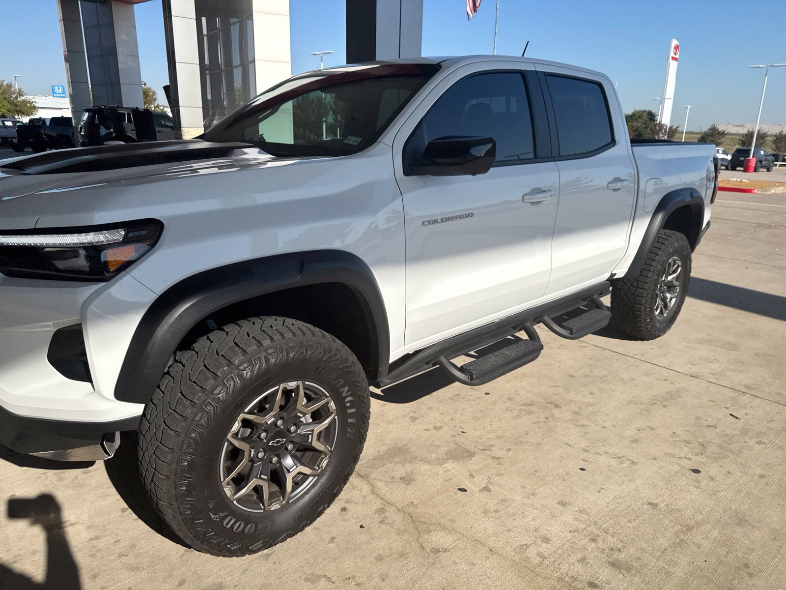 Used 2025 Chevrolet Colorado ZR2 w/ Technology Package AWD/4WD image 1