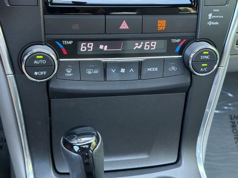 Used 2015 Toyota Camry XLE w/ Moonroof Package FWD image 22