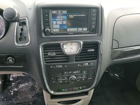 Used 2016 Chrysler Town & Country Touring w/ Driver Convenience Group image 19