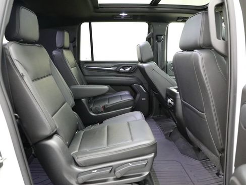 Used 2022 GMC Yukon XL Denali w/ Denali Premium Package AWD/4WD image 13