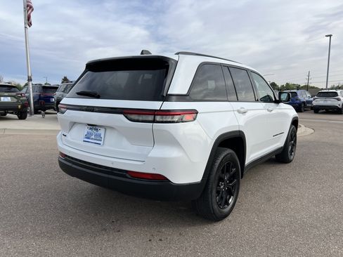 Used 2024 Jeep Grand Cherokee Altitude image 10