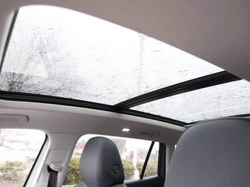 Used 2025 Volkswagen Tiguan SE w/ Panoramic Sunroof Package AWD/4WD image 14