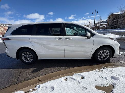 Used 2021 Toyota Sienna XLE image 10