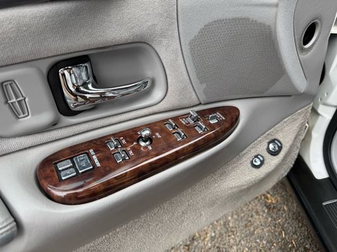 Used 1996 Lincoln Town Car Signature image 22