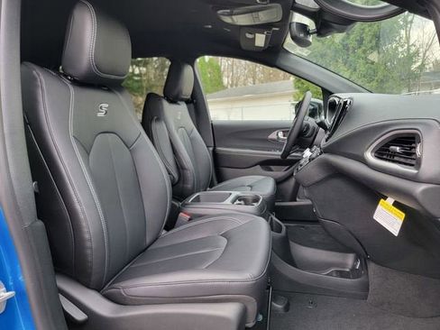 New 2026 Chrysler Pacifica Select AWD/4WD image 24