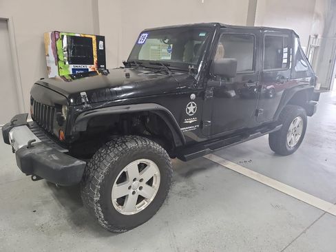 Used 2009 Jeep Wrangler Unlimited Sahara w/ Dual Top Group AWD/4WD image 2