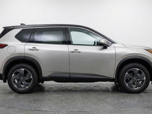 Used 2025 Nissan Rogue SV image 11
