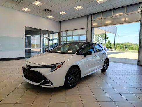 Used 2025 Toyota Corolla XSE FWD image 8