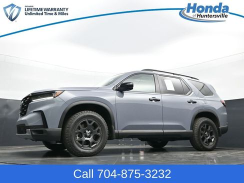Used 2025 Honda Pilot TrailSport image 28