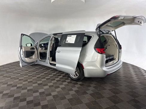 Used 2024 Chrysler Pacifica Touring-L image 16