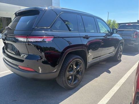 Used 2023 Jeep Grand Cherokee Altitude image 3