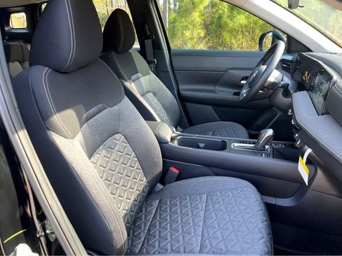 Used 2025 Nissan Kicks SV FWD image 7