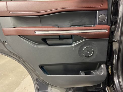Used 2024 Ford Expedition Limited image 19