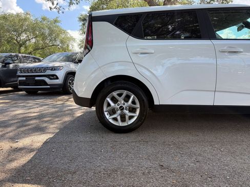 Used 2025 Kia Soul LX w/ LX Technology Package FWD image 27