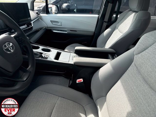 Certified 2025 Toyota Sienna LE w/ LE Plus Package AWD/4WD image 4