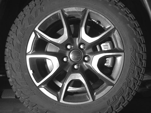 Used 2025 Jeep Compass Trailhawk image 13