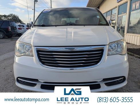 Used 2013 Chrysler Town & Country Touring-L image 2