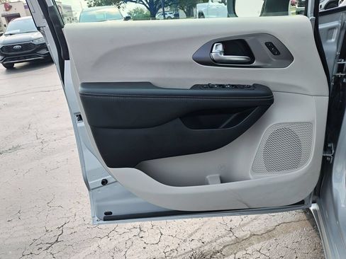 Used 2023 Chrysler Pacifica Touring-L FWD image 12