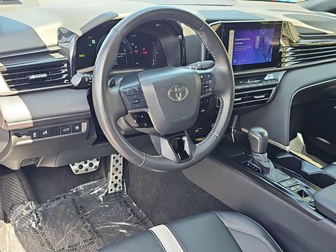 Used 2025 Toyota Camry SE FWD image 15