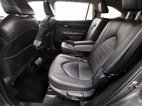 Used 2022 Toyota Highlander XLE image 13