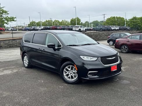 Used 2023 Chrysler Pacifica Touring-L FWD image 2