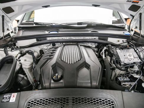 Certified 2025 Porsche Macan Turbo AWD/4WD image 32