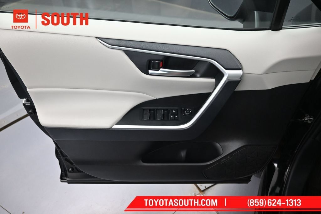 Used 2025 Toyota RAV4 XLE AWD/4WD image 22