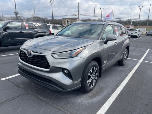 New 2026 Toyota Highlander XLE image 3