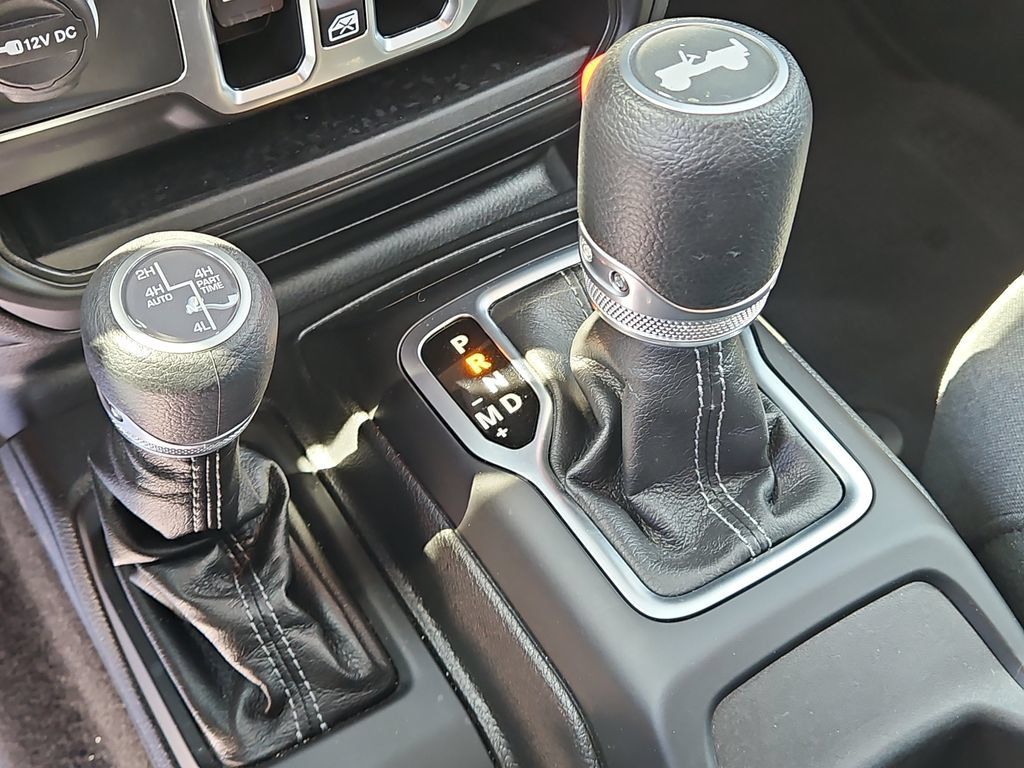 Used 2025 Jeep Wrangler Unlimited Sahara w/ Safety Group AWD/4WD image 29