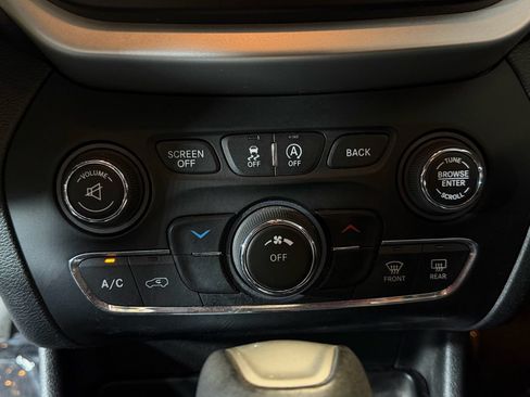 Used 2016 Jeep Cherokee Trailhawk w/ Leather Interior Group AWD/4WD image 18
